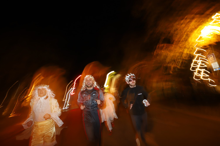 V Budějovicích se běžel Halloween. Ulice zaplnili běžci v maskách i pes převlečený za ovečku