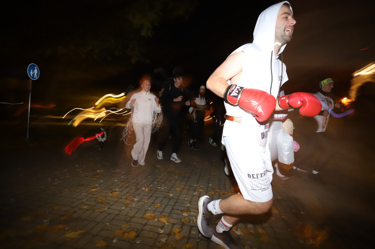 V Budějovicích se běžel Halloween. Ulice zaplnili běžci v maskách i pes převlečený za ovečku