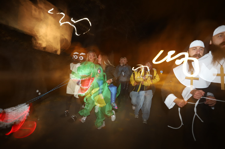 V Budějovicích se běžel Halloween. Ulice zaplnili běžci v maskách i pes převlečený za ovečku