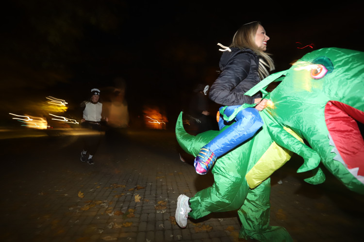 V Budějovicích se běžel Halloween. Ulice zaplnili běžci v maskách i pes převlečený za ovečku