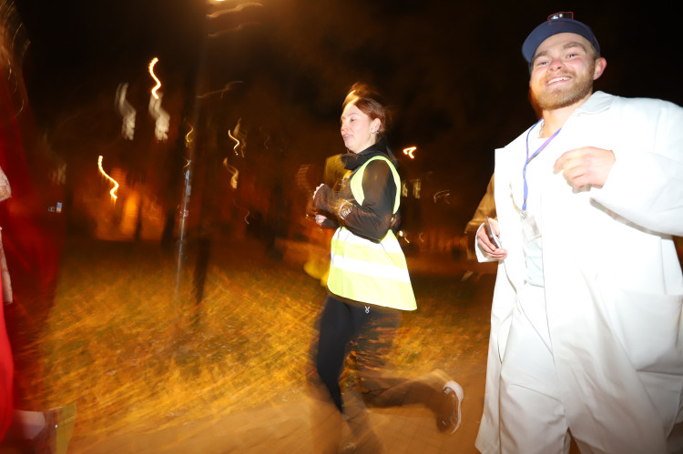 V Budějovicích se běžel Halloween. Ulice zaplnili běžci v maskách i pes převlečený za ovečku