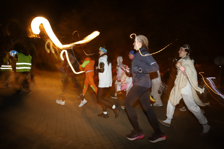 V Budějovicích se běžel Halloween. Ulice zaplnili běžci v maskách i pes převlečený za ovečku