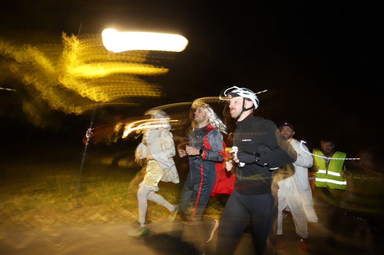 V Budějovicích se běžel Halloween. Ulice zaplnili běžci v maskách i pes převlečený za ovečku