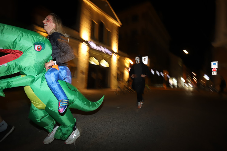 V Budějovicích se běžel Halloween. Ulice zaplnili běžci v maskách i pes převlečený za ovečku