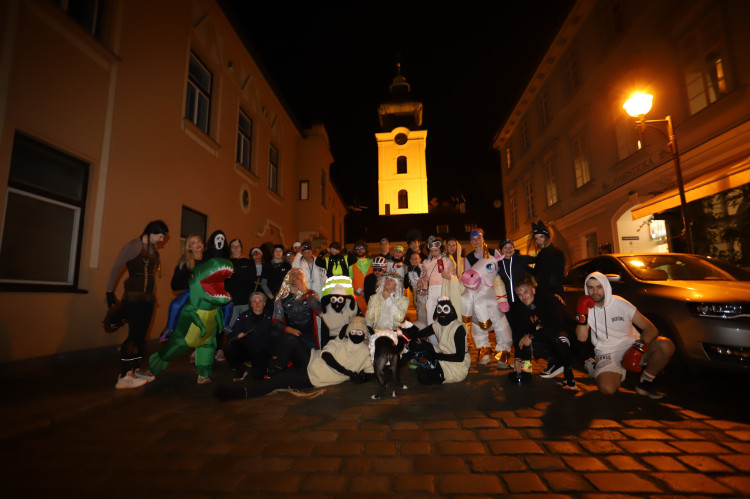 V Budějovicích se běžel Halloween. Ulice zaplnili běžci v maskách i pes převlečený za ovečku