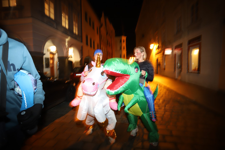 V Budějovicích se běžel Halloween. Ulice zaplnili běžci v maskách i pes převlečený za ovečku