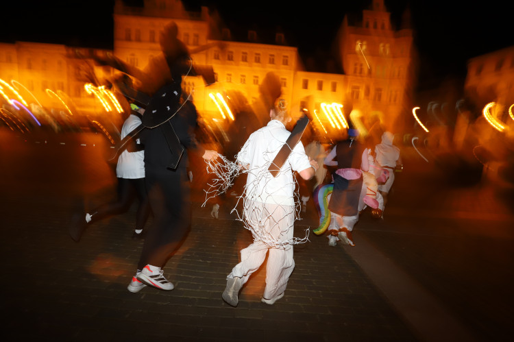 V Budějovicích se běžel Halloween. Ulice zaplnili běžci v maskách i pes převlečený za ovečku