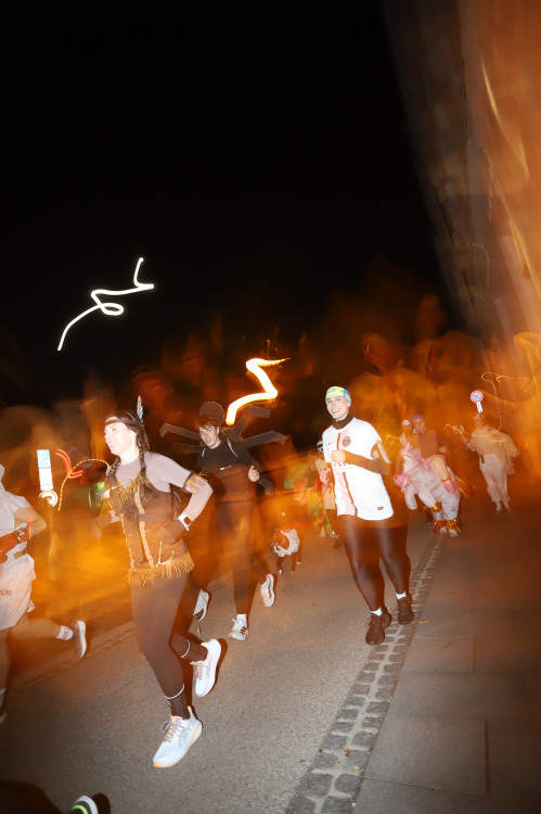 V Budějovicích se běžel Halloween. Ulice zaplnili běžci v maskách i pes převlečený za ovečku