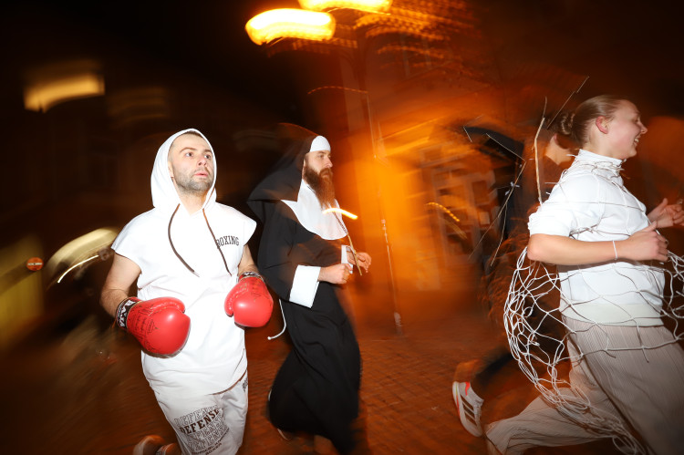 V Budějovicích se běžel Halloween. Ulice zaplnili běžci v maskách i pes převlečený za ovečku