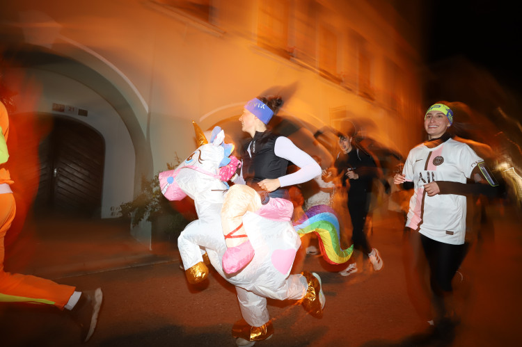 V Budějovicích se běžel Halloween. Ulice zaplnili běžci v maskách i pes převlečený za ovečku