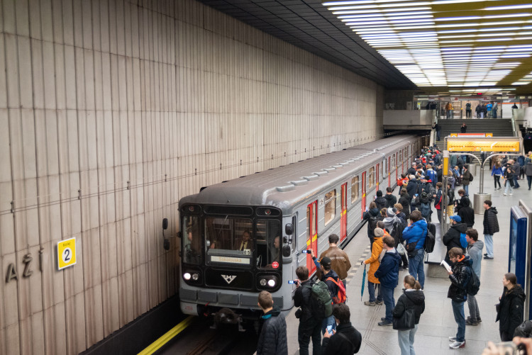 FOTOGALERIE: Na oslavu čtyřicetiletého výročí jezdila na lince metra B historická souprava