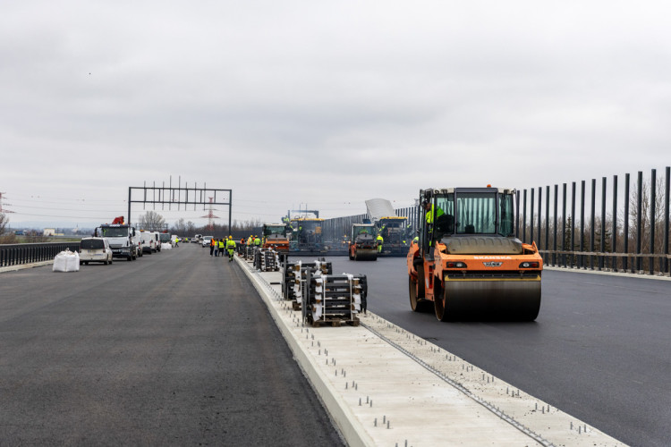 FOTOGALERIE: D1 u Přerova finišuje. Klíčový úsek se otevře před Vánoci