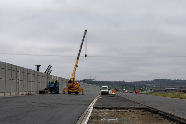 FOTOGALERIE: D1 u Přerova finišuje. Klíčový úsek se otevře před Vánoci