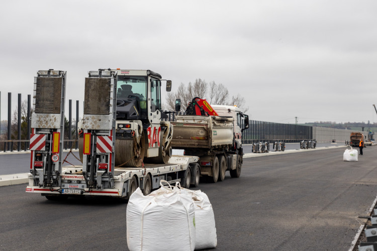 FOTOGALERIE: D1 u Přerova finišuje. Klíčový úsek se otevře před Vánoci