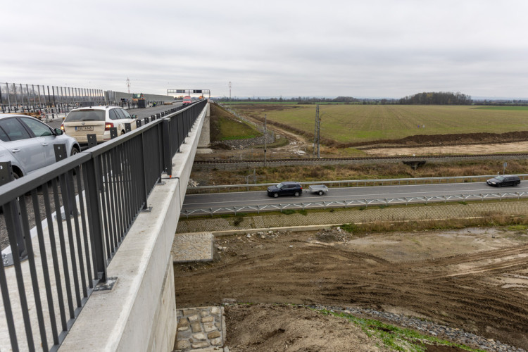 FOTOGALERIE: D1 u Přerova finišuje. Klíčový úsek se otevře před Vánoci