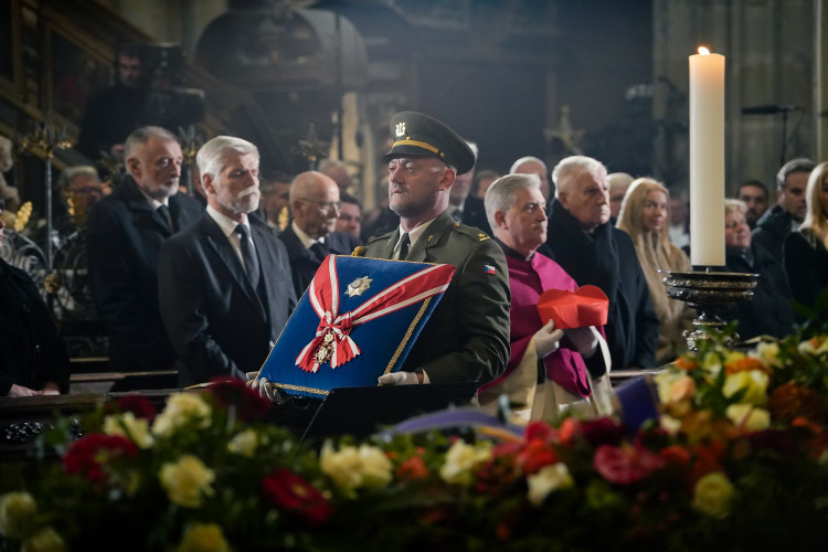 FOTOGALERIE: Známé tváře na Dukově pohřbu