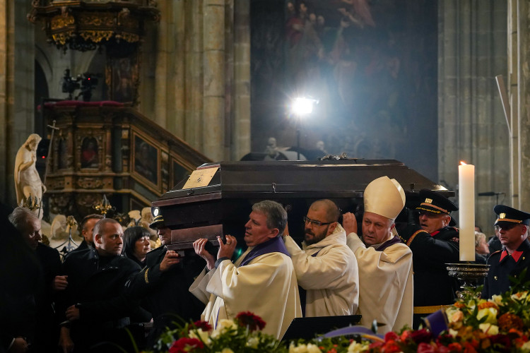 FOTOGALERIE: Známé tváře na Dukově pohřbu