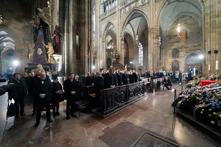 FOTOGALERIE: Známé tváře na Dukově pohřbu