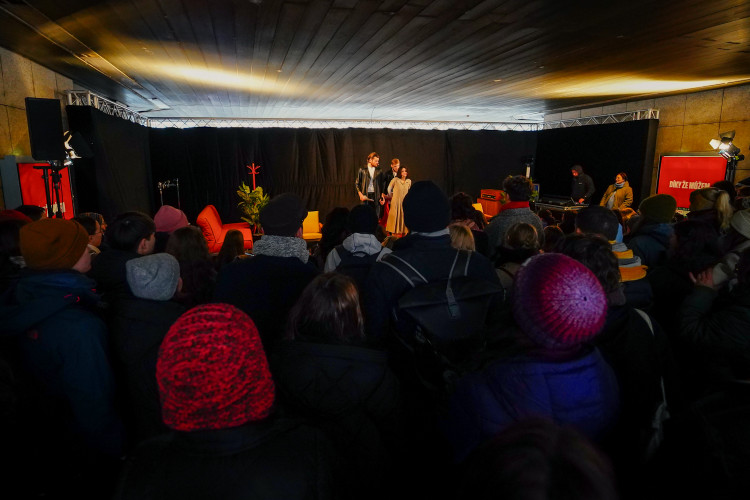 FOTOGALERIE: Nekonečný proud lidí. 17. listopad na Národní