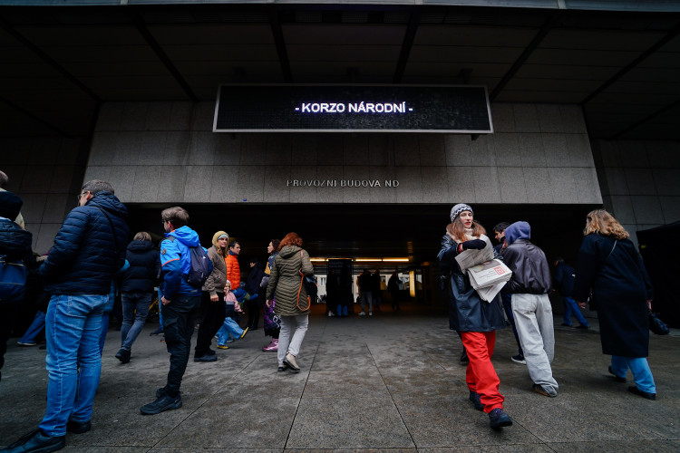 FOTOGALERIE: Nekonečný proud lidí. 17. listopad na Národní