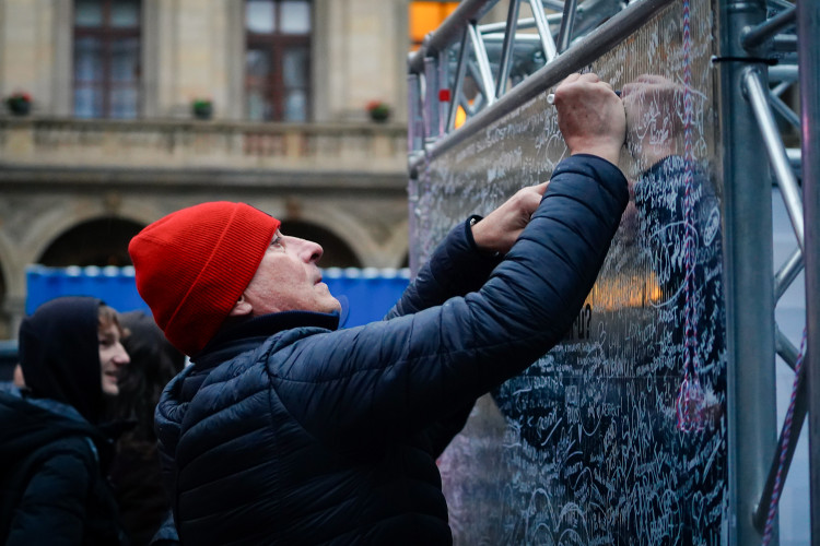 FOTOGALERIE: Nekonečný proud lidí. 17. listopad na Národní