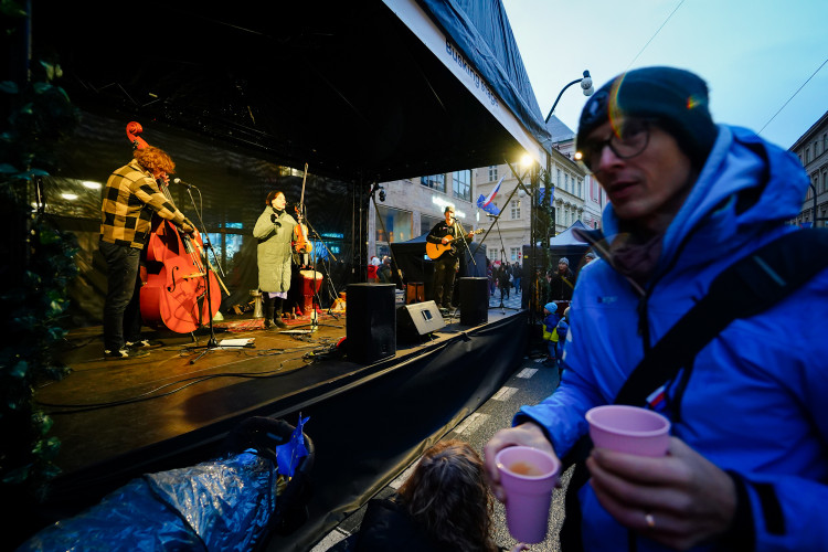FOTOGALERIE: Nekonečný proud lidí. 17. listopad na Národní