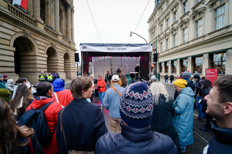 FOTOGALERIE: Nekonečný proud lidí. 17. listopad na Národní