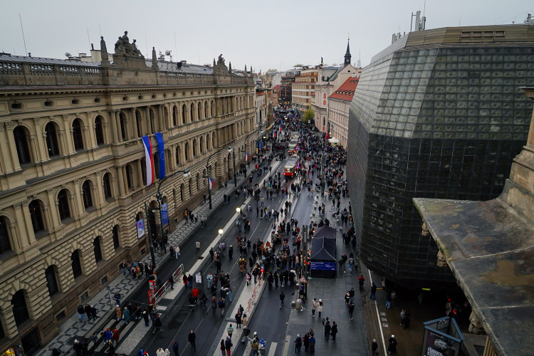 FOTOGALERIE: Nekonečný proud lidí. 17. listopad na Národní