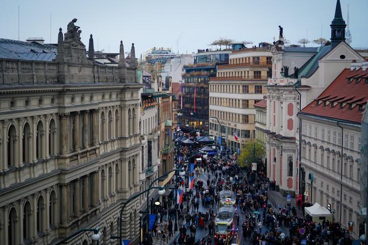 FOTOGALERIE: Nekonečný proud lidí. 17. listopad na Národní