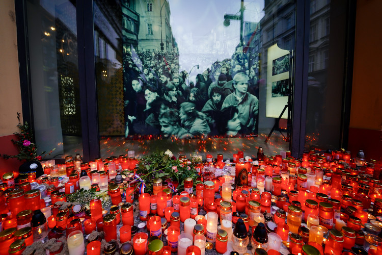 FOTOGALERIE: Nekonečný proud lidí. 17. listopad na Národní