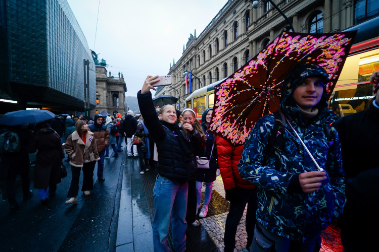 FOTOGALERIE: Nekonečný proud lidí. 17. listopad na Národní