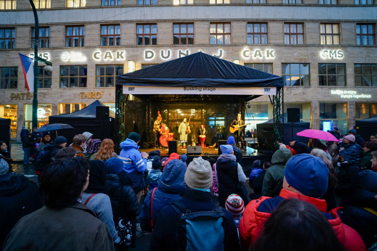 FOTOGALERIE: Nekonečný proud lidí. 17. listopad na Národní