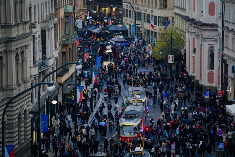 FOTOGALERIE: Nekonečný proud lidí. 17. listopad na Národní