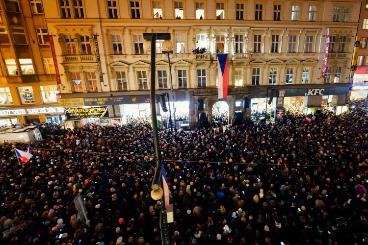 FOTOGALERIE: Nekonečný proud lidí. 17. listopad na Národní