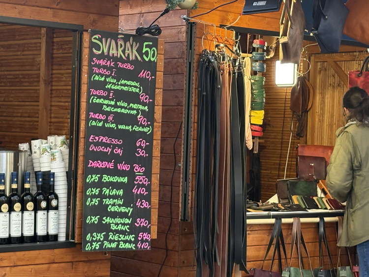 FOTO: Kolik stojí svařák, bramborák nebo Turbomošt? Drbna zmapovala ceny na Zelňáku