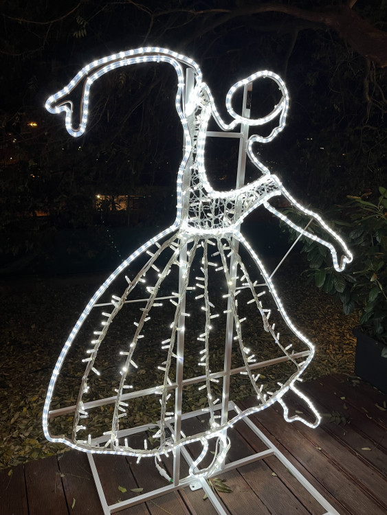 FOTO: Ulice Bašty ožila Vánocemi. Lidé obdivují svítící Popelku, prince i kočár