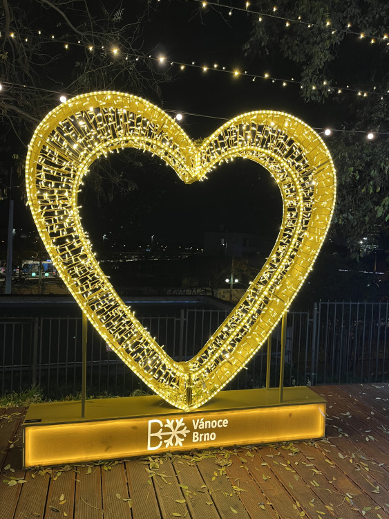 FOTO: Ulice Bašty ožila Vánocemi. Lidé obdivují svítící Popelku, prince i kočár