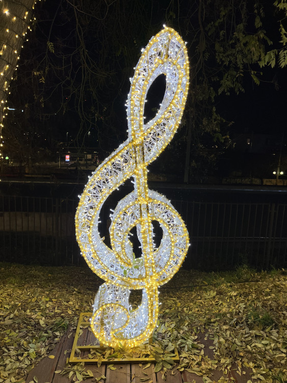 FOTO: Ulice Bašty ožila Vánocemi. Lidé obdivují svítící Popelku, prince i kočár