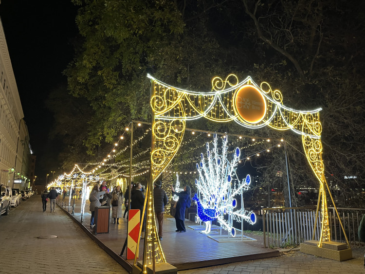 FOTO: Ulice Bašty ožila Vánocemi. Lidé obdivují svítící Popelku, prince i kočár