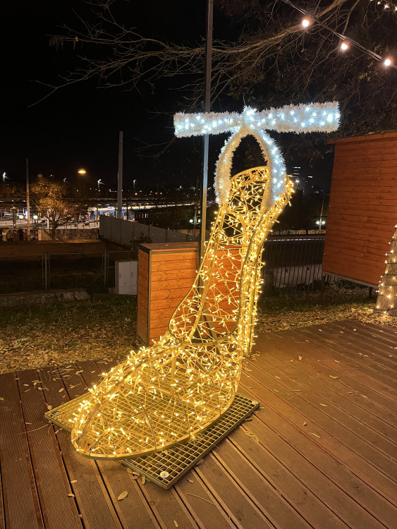 FOTO: Ulice Bašty ožila Vánocemi. Lidé obdivují svítící Popelku, prince i kočár