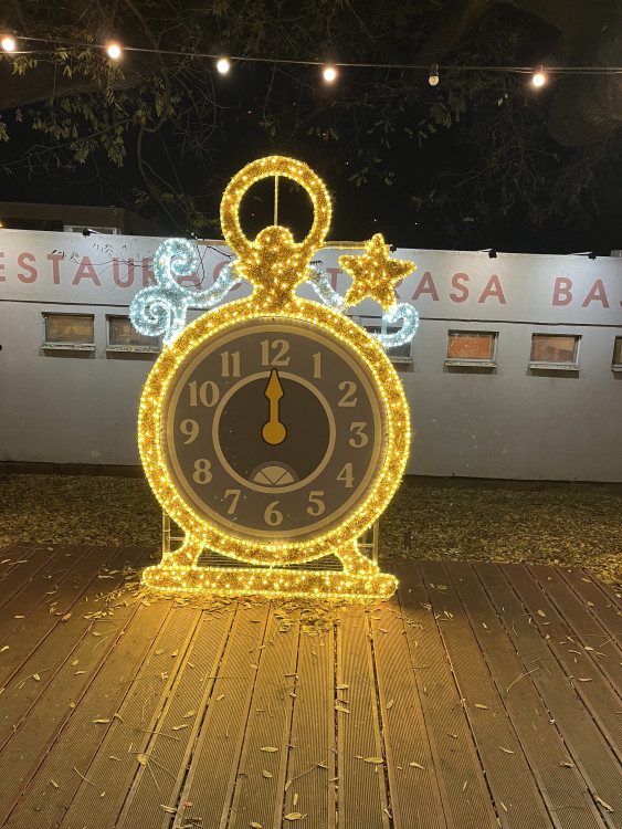 FOTO: Ulice Bašty ožila Vánocemi. Lidé obdivují svítící Popelku, prince i kočár