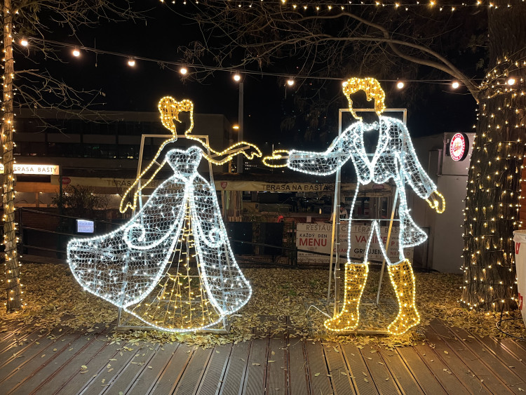 FOTO: Ulice Bašty ožila Vánocemi. Lidé obdivují svítící Popelku, prince i kočár