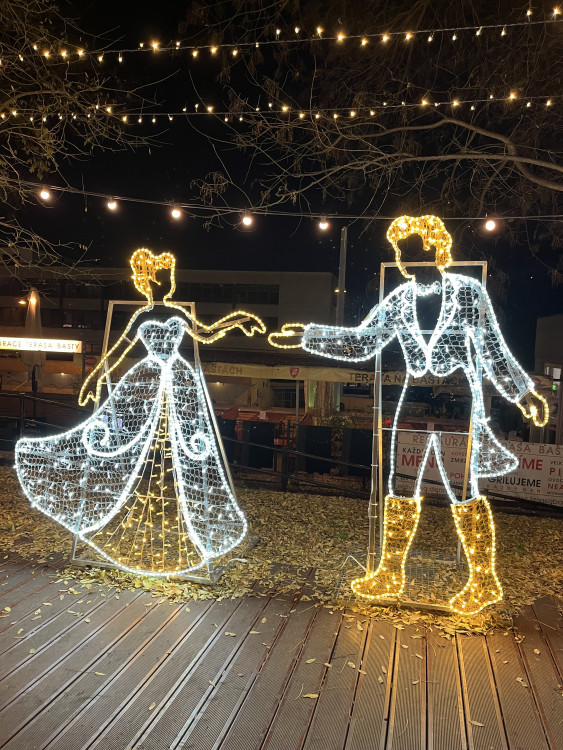 FOTO: Ulice Bašty ožila Vánocemi. Lidé obdivují svítící Popelku, prince i kočár