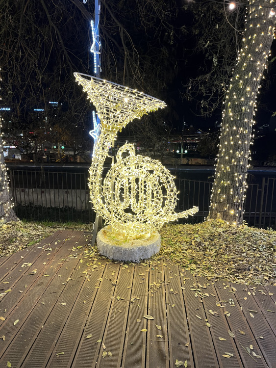 FOTO: Ulice Bašty ožila Vánocemi. Lidé obdivují svítící Popelku, prince i kočár