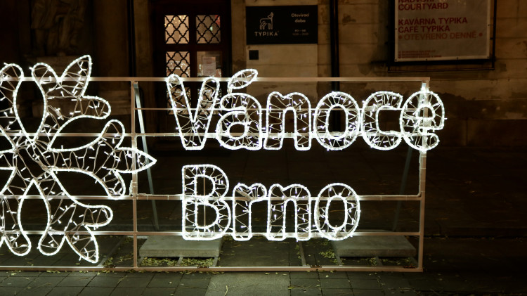 FOTO: V srdci Brna dnes zazářily vánoční stromy. Podívaná přilákala tisíce lidí