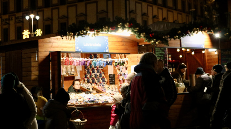 FOTO: V srdci Brna dnes zazářily vánoční stromy. Podívaná přilákala tisíce lidí
