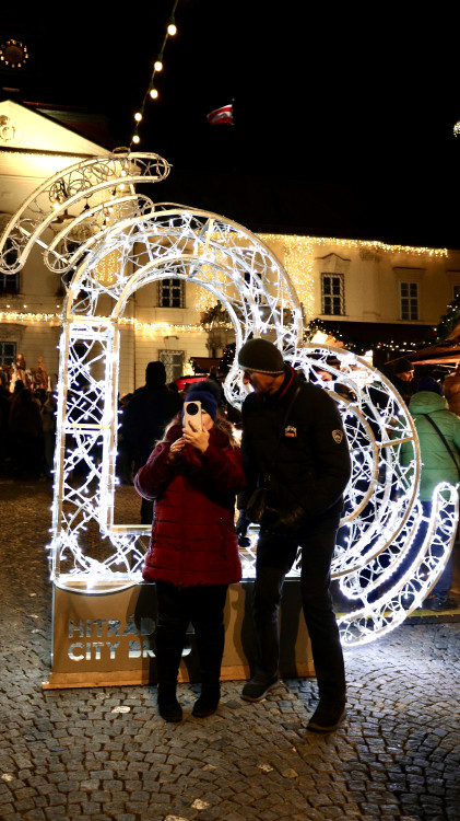 FOTO: V srdci Brna dnes zazářily vánoční stromy. Podívaná přilákala tisíce lidí