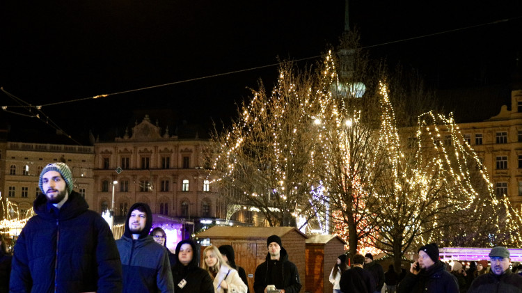 FOTO: V srdci Brna dnes zazářily vánoční stromy. Podívaná přilákala tisíce lidí