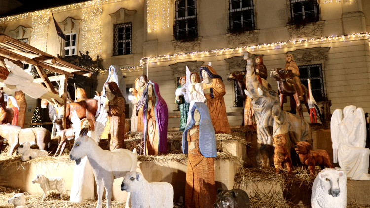 FOTO: V srdci Brna dnes zazářily vánoční stromy. Podívaná přilákala tisíce lidí