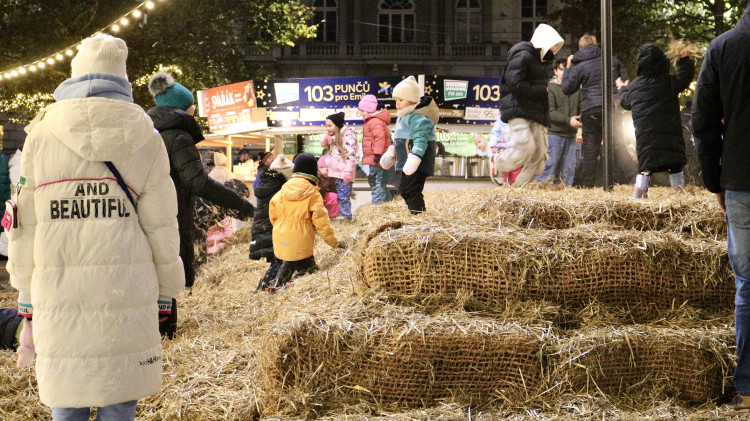 FOTO: V srdci Brna dnes zazářily vánoční stromy. Podívaná přilákala tisíce lidí